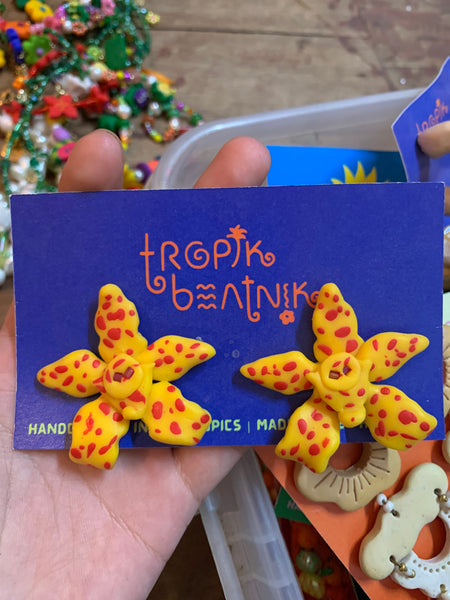 yellow waling spot stud earrings