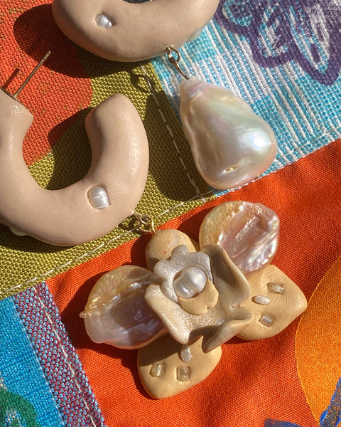 Mismatched Orchid Perlas Hoops