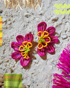 Bulaklak Bloom in Dark Rosas
