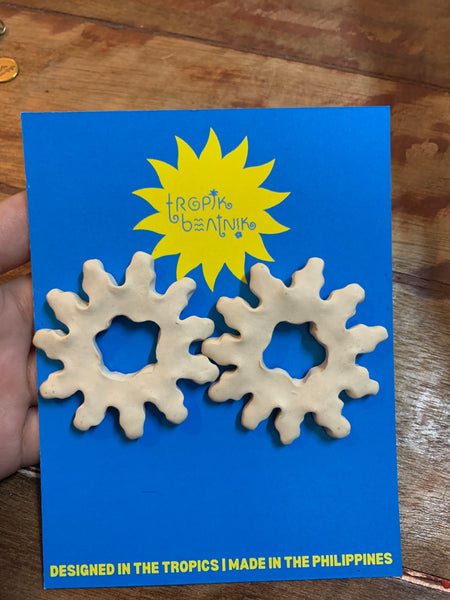 white araw stud earring