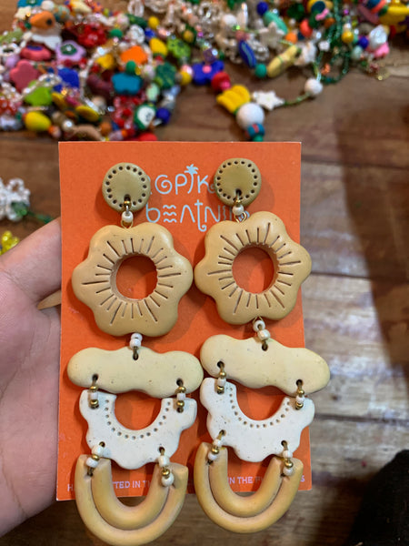 baul beige earrings