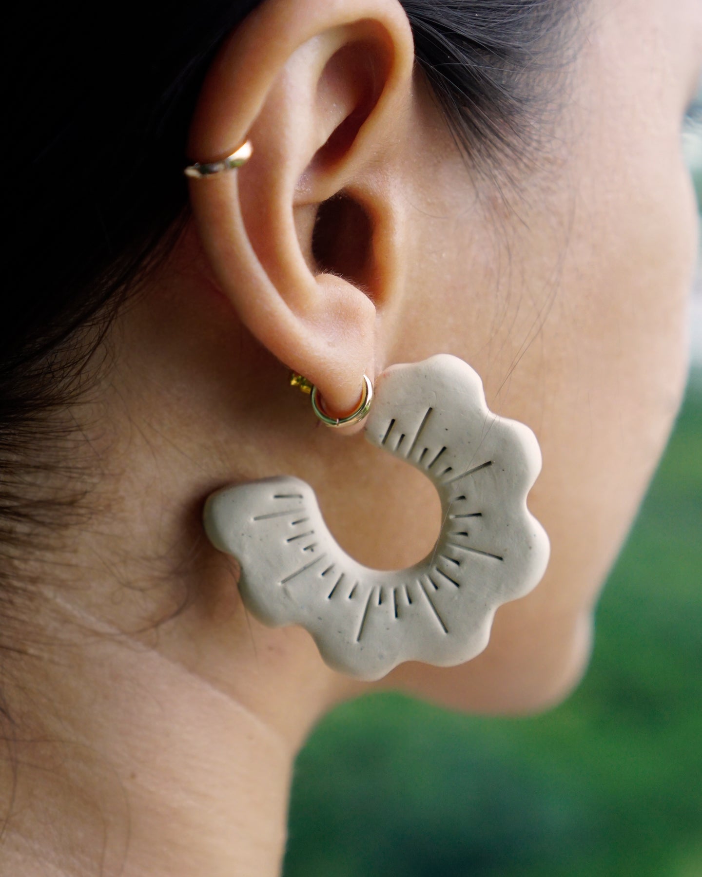 Bulaklak Hoops in Crema